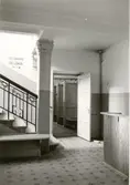 Varmbadhuset receptionen. Till höger dörr till första klass karbad, till vänster trappa till karbad för damer.

Foto: K.Pettersson 1974.