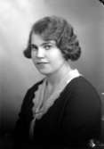 Ateljébild på en kvinna i jumper, spetskrage, brosch och spetskrage. Enligt Walter Olsons journal är bilden beställd av Berta Andersson ifrån Blomkulla.