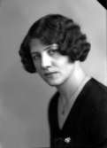 Ateljébild på en kvinna i halsband och klänning. Enligt Walter Olsons journal är bilden beställd av fröken Margit Törnblom.