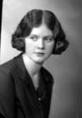 Ateljébild på en kvinna i halsband och klänning. Enligt Walter Olsons journal är bilden beställd av fröken Rockström.