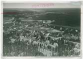 Flygfoto över Ruda med bostadshus, grusväg och järnväg.