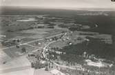 Flygfoto över Torp i Mönsterås s:n. Samhälle med  vägen genom byn.