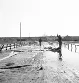 Reportage för Gefle Posten. Översvämningar. Ev i Hamrångetrakten. År 1937