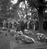 Disponent Karl Fredrik Göransson lägger en krans på sin företrädare och släkting Tord Magnusons grav. Sandviken. 75 - årsjubileum. Juli 1937.