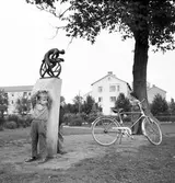 Den 11 februari 1957. Lekplats. Staty.