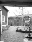 Den 1 februari 1953. Gårdsinteriör.
