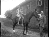 Kvinnor på häst år 1931