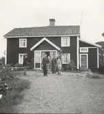 En mangårdsbyggnad med sadeltak, träfasad.