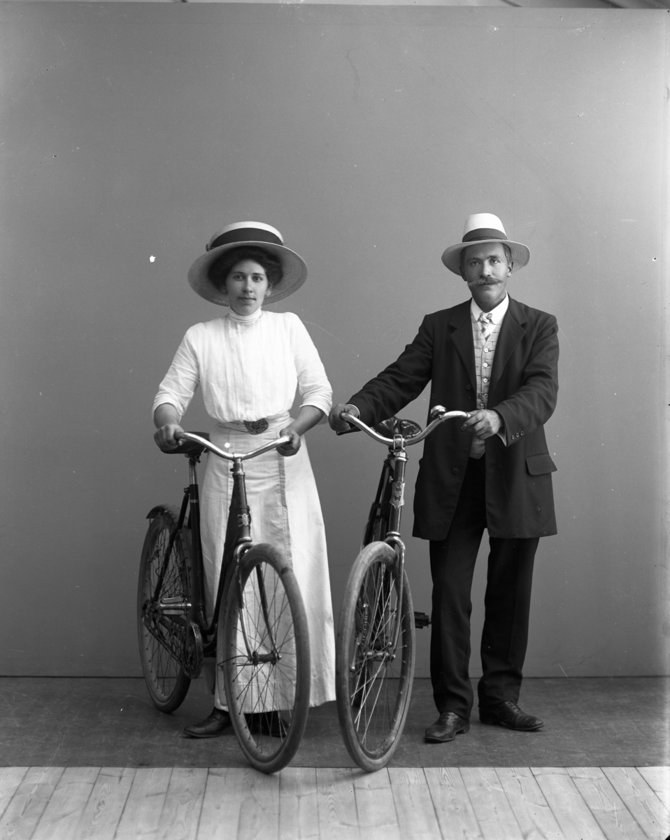 Calla Helena Sundbeck, Carl Björk from Grankärr (Stora Hultrum) with fiancé and bicycles. In studio