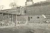 Vallgraven torrlagd under utgrävningarna på 1930-talet.