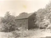 Timrad magasinsbyggnad vid Lockebo, Målilla socken.