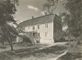 Kyrkoherdebostället i Söderåkra. Huvudbyggningen från trädgården.