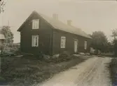 Arbetarebostad vid väggen, nära uppfarten till gården. Korsknutat timmerhus.