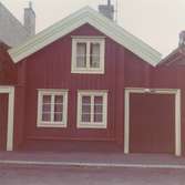 Radhus med träfasad och sadeltak med fasad mot Storgatan.