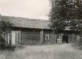 Smittegården.
Uthuslänga med bland annat ladugård.
Sedd från öster.