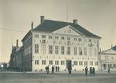Rådhuset på Stortorget, på den putsade fasaden är det ankarslut och kungamonogram.