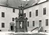 Kalmar slotts inre borggård med brunnen. Bilden tagen efter 1970-talets restaureringar när den imiterade kvaderstensmålningen återställdes.