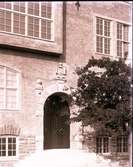 En putsad fasad och portal till en skola. Vasaskolan?