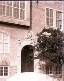 En putsad fasad och portal till en skola. Vasaskolan?