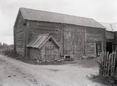 Gammal gård och loge med knutat svinhus.