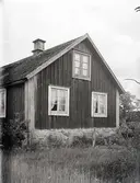 Torpställe vid Runsbäcksgatan mot Färjestaden. Skorsten med stora droppflisor. Bålastuga.