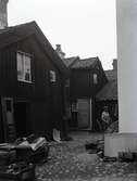 Bostadshus i träfasad på Norra Långgatan 56-58 i kvarter Mältaren 51.

Foto M.Hofrén 1932

T.v. nr 56 under rivning 28/1 -32.
T.h. nr 58, avsett att rivas hösten 1932. Se uppmätning.
