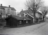 Bostadshus. En ryggåsstuga i förgrunden.