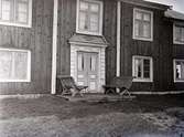 Välsgärde i Fagerhult socken. Ett bostadshus med ett par bänkar vid portalen.