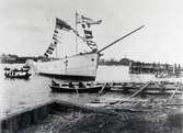 Skonaren Astrid löper av stapeln på Kalmar varv 1903. I masttoppen har hon unionsflaggan (