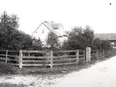 Bostadshus med staket i Nyebo.