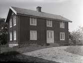 Manbyggningen. Ensam gård vid Solberga. Gammalt boningshus med korsknut. På baksidan senare tillbyggt kök. (Manne Hofrén 1934.)