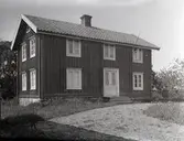 Manbyggningen. Ensam gård vid Solberga. Gammalt boningshus med korsknut. På baksidan senare tillbyggt kök. (Manne Hofrén 1934.)