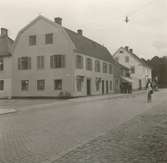 Bostadshus med mansardtak och putsad fasad i Borgholm.