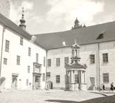 Kalmar slott, inre borggården. Brunnsöverbyggnad från år 1578. Renässansborggård. På 1570-talet knöts bröderna Johan Babtista och Dominicus Pahr till slottsbygget och får då sin nuvarande renässansstil.