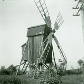 Mjölnare Hemmingssons väderkvarn strax norr om kyrkan.
Efter reparation 1939.