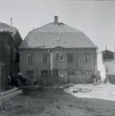 Ett bostadshus med valmat mansardtak i kvarter Rådmannen 3.