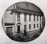 Tobaksfabrikör C.P.Engström hus.
På trappan Ernst Kreuger och Tage Hageus.