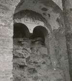 En igenmurad medeltida portal under friläggande vid kyrkans restaurering 1943.