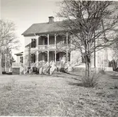 En före detta gästgivaregård i Fagerhult. Nu sparbank.