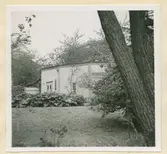 En byggnad i en trädgård i Kalmar.