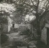 Engströms ställe med stenfasader och stenläggningar, bredvid Per Ekströms.