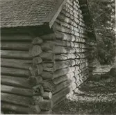 En ängslada med korsknutar i Madesjö.