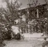 En bostad med balkong och glasveranda.