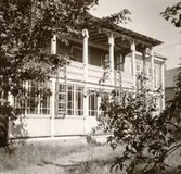 En bostad med balkong och glasveranda.