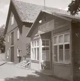 Till vänster Lindbergs magasin, till höger slakteributik.