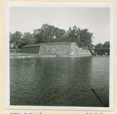 En ravelin och ett kastellanboställe vid vallgraven till Kalmar slott.