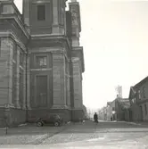 Kalmar Domkyrka. Barockstil. Ritad av Nikodemus Tessin den äldre. Norra portalen på Norra Långgatan.