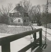 Ett kastellanboställe med valmat mansardtak. Vid Kalmar slotts vindbrygga.