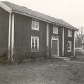 Ett bostadshus med träfasad och sadeltak i Gökalund.