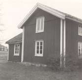Ett bostadshus med sadeltak och träfasad i Gökalund.